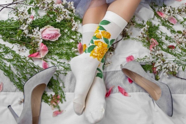 Socken mit Blumenmuster zwischen anderen Socken